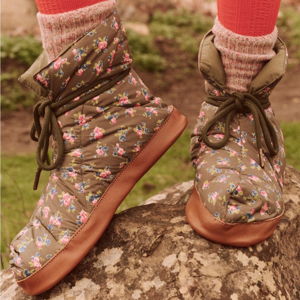 THE GREAT. Down Quilted Puffer Slipper: Cypress Basin Floral